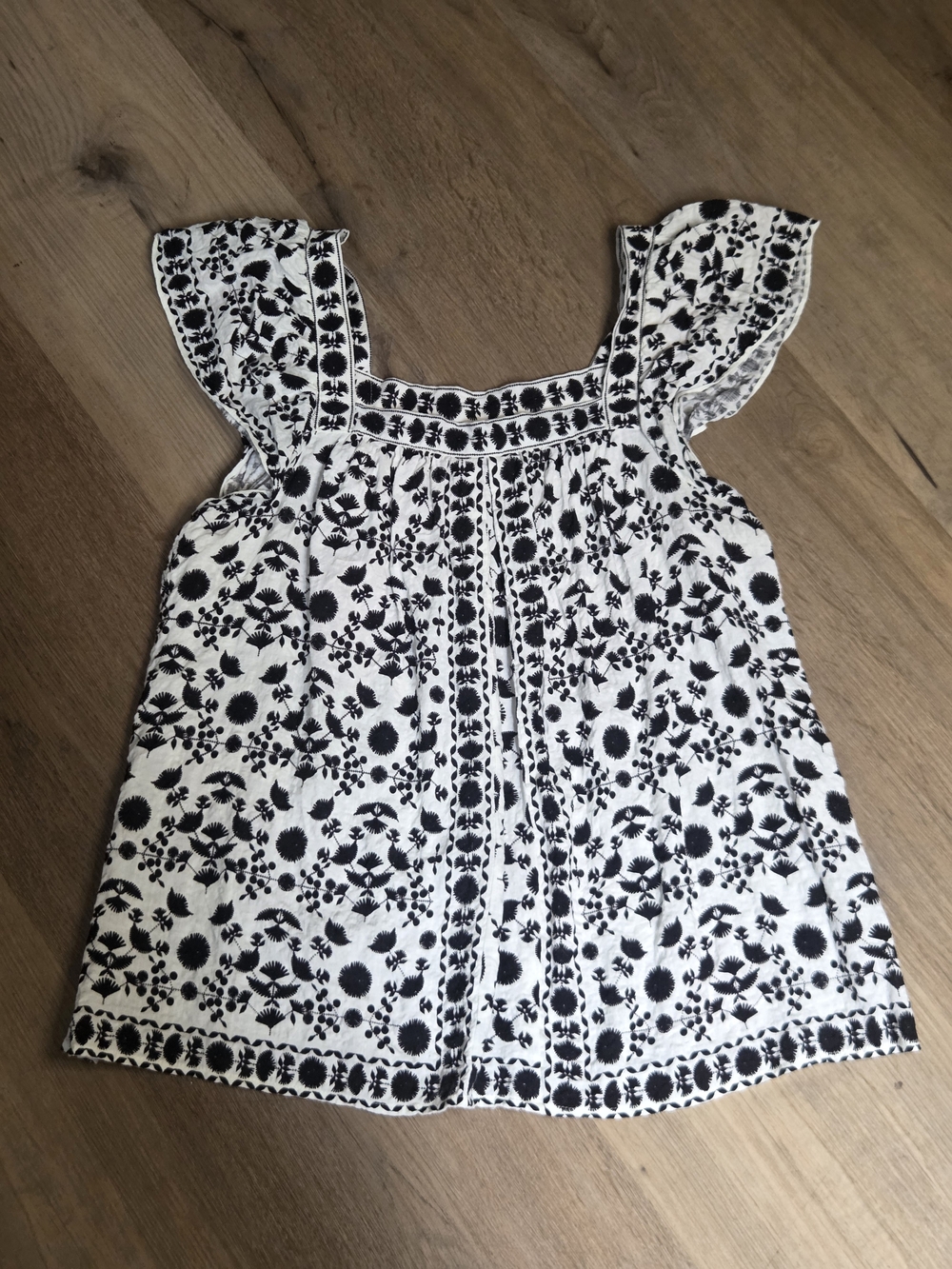 Women's MAX Studio Black & White Embroidered Flutter Sleeve Top Sz M ~ Bin PP